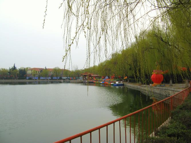 湖边的船